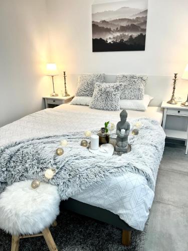 Un dormitorio con una cama con una bandeja de comida encima. en Apartmány Ellie, en Znojmo