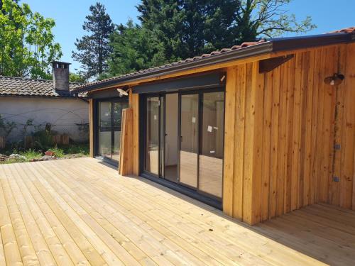 une extension vers une maison avec une terrasse en bois dans l'établissement Bassin d'Arcachon Villa 10 couchages, à Andernos-les-Bains