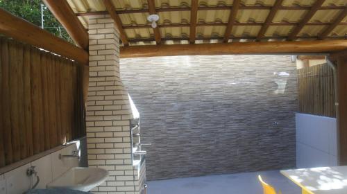 uma casa de banho com um lavatório e uma parede de tijolos em Imbassai Summer Flats Village em Imbassaí