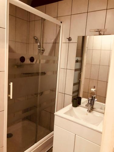 une salle de bain avec douche et lavabo dans l'établissement Appartement au dernier étage avec terrasse et belle vue sur nature environnante, à Roujan