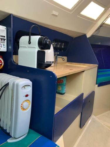 - une cuisine avec un comptoir et un grille-pain dans l'établissement Madi au fil de l'eau à Deauville, à Deauville