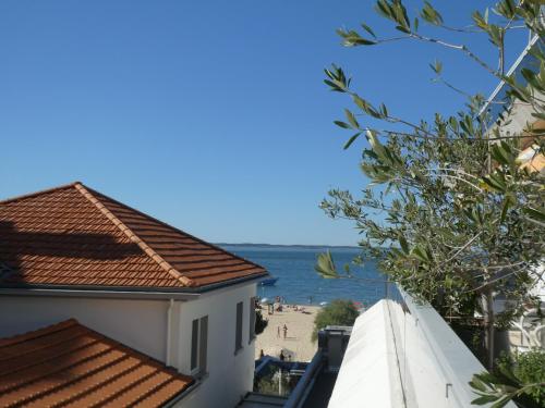 a view of the beach from a building at Appartement hyper centre Arcachon in Arcachon