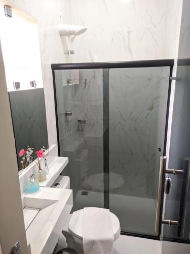 een badkamer met een douche, een toilet en een wastafel bij apartamento 2 da Cintia in Lençóis