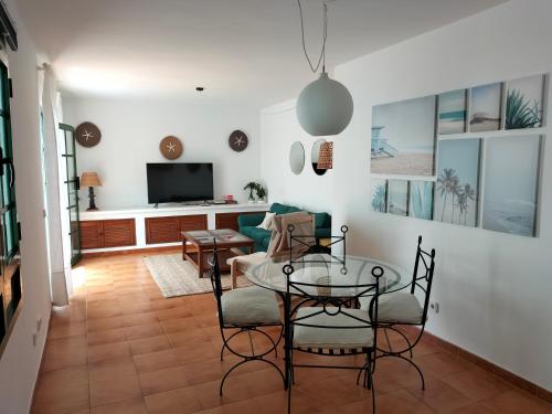 Posezení v ubytování Apartamento Amura en Playa de Las Cucharas