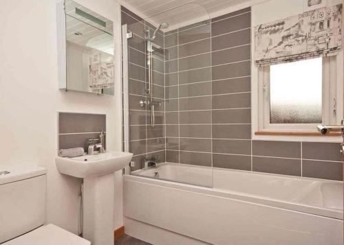 een badkamer met een wastafel, een bad en een toilet bij Ribble Valley View in Langho