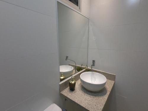 Et badeværelse på Apart. Acolhedor na Praia de Itapuã