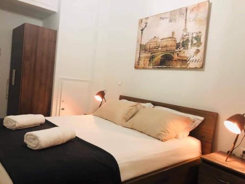 een bed met twee kussens in een slaapkamer bij Utopia suites in Aegina Town