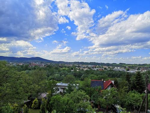 une vue sur une ville sous un ciel nuageux dans l'établissement A summer house Zarabie Domek letniskowy Zarabie, à Myślenice