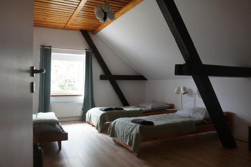 Ένα ή περισσότερα κρεβάτια σε δωμάτιο στο Dzikosc Orlowiec