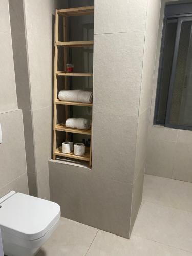 Een badkamer bij Cheerful 2-bedroom apartment in Golem