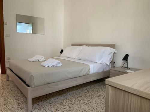 A bed or beds in a room at Elena Casa Vacanze 2