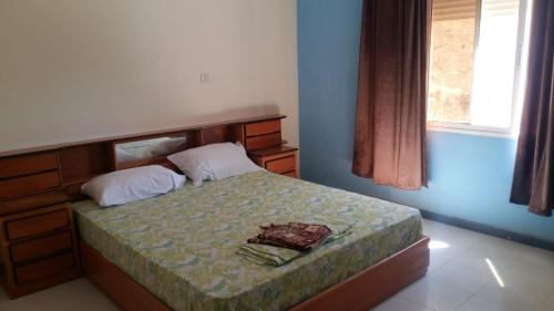 1 dormitorio con cama y ventana en Dar ElBiad large family house en Ifargane