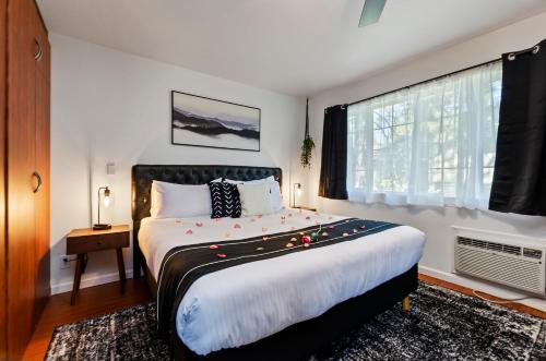 um quarto com uma cama grande e uma janela em The Jeffrey Hotel em South Lake Tahoe