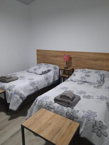 two beds in a room with a table at CASA CONFORTABLE II in Córdoba