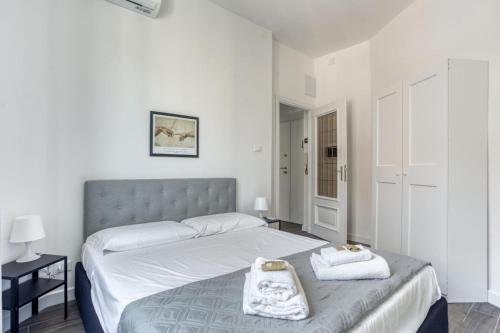 een slaapkamer met een bed met handdoeken erop bij Appio Deluxe Apartment in Rome