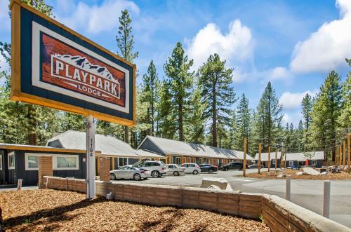 un cartello per un parco giochi in un parcheggio di Playpark Lodge a South Lake Tahoe