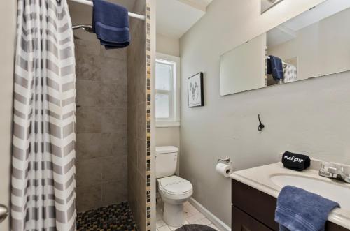 a bathroom with a toilet and a sink at Playpark Lodge in South Lake Tahoe