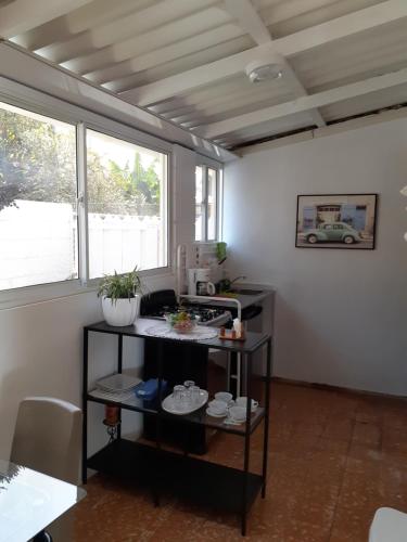 una pequeña cocina con mesa y ventana en Apartamento Hogareño, en Jarabacoa