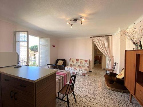 un salon avec un canapé, une table et des chaises dans l'établissement Appartement au calme, proche plage, balcon, garage privé, 2 pers, Argeles Plage Nord - FR-1-225-757, à Argelès-sur-Mer