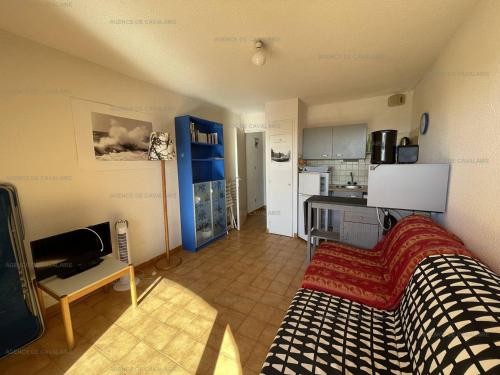 ein kleines Zimmer mit einer Küche und einem Bett darin in der Unterkunft Rez-de-jardin T2 avec terrasse et parking - FR-1-100-284 in Rayol-Canadel-sur-Mer
