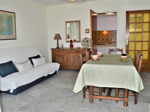 un salon avec une table et un canapé dans l'établissement Appartement 3 pièces climatisé, plage à pied, pour 4 personnes à Cavalaire - FR-1-226B-113, à Cavalaire-sur-Mer
