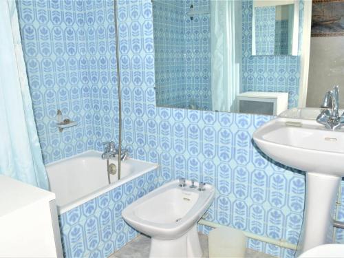 une salle de bain avec un lavabo, des toilettes et un miroir dans l'établissement Appartement 3 pièces climatisé, plage à pied, pour 4 personnes à Cavalaire - FR-1-226B-113, à Cavalaire-sur-Mer