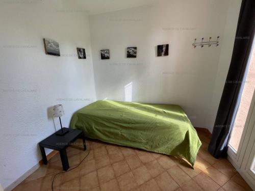 Posteľ alebo postele v izbe v ubytovaní T2 en rez-de-jardin avec terrasse au Rayol-Canadel - FR-1-100-283