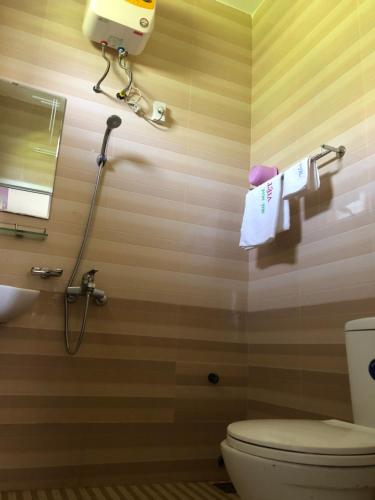 Et badeværelse på Việt Long 2 hotel