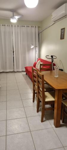 uma sala de estar com uma mesa e um sofá em RECREIO - Alberto Sabin no Rio de Janeiro