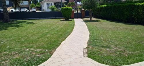 ceglany chodnik na podwórku z trawą w obiekcie villa des clématites w mieście Dainville