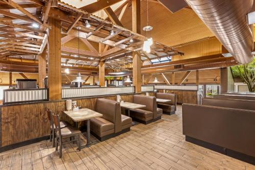 a restaurant with tables and chairs in a room at Best Western Plus Inn at the Vines in Napa