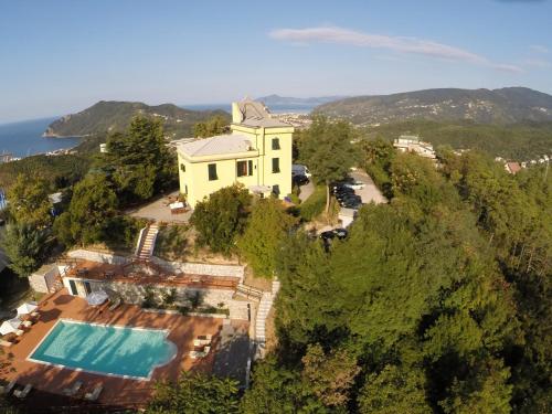eine Luftansicht eines Hauses auf einem Hügel mit Pool in der Unterkunft Relais San Rocco in Sestri Levante
