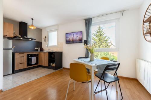 une cuisine et une salle à manger avec une table et des chaises dans l'établissement Travel Homes - The Nils, Cosy & cute with Parking, à Colmar