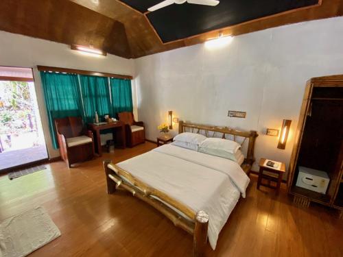 ein Schlafzimmer mit einem großen Bett in einem Zimmer in der Unterkunft Wild Orchid in Havelock Island