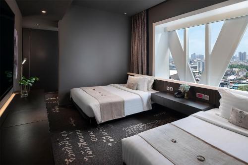 Mode Sathorn Hotel - SHA Extra Plus tesisinde bir odada yatak veya yataklar
