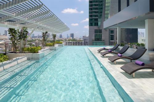 สระว่ายน้ำที่อยู่ใกล้ ๆ หรือใน Mode Sathorn Hotel - SHA Extra Plus