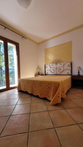 sypialnia z dużym łóżkiem w pokoju w obiekcie Cortebella B&B Rimini w mieście Vergiano