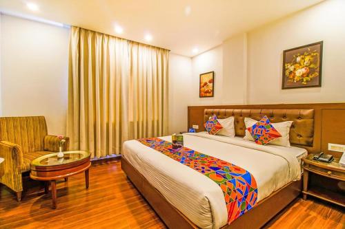 Habitación de hotel con cama y silla en Hotel Wti Airport en Nueva Delhi