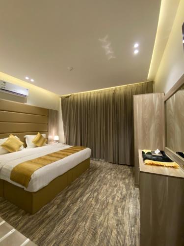 En eller flere senge i et værelse på فندق فخامة المشارف