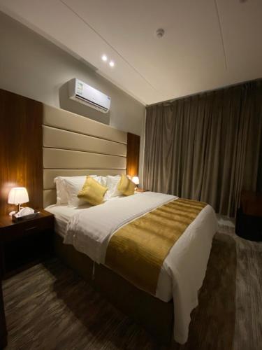 a bedroom with a large bed in a hotel room at فخامة المشارف للشقق المخدومة in Abha