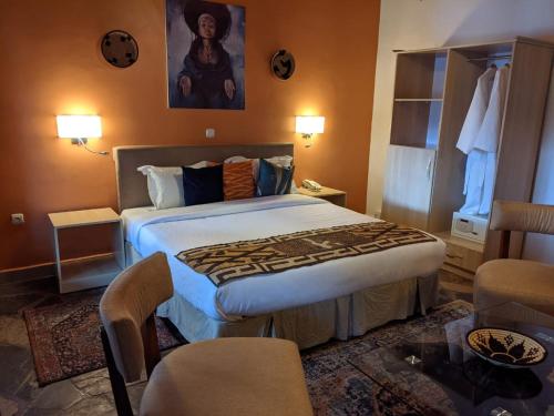 En eller flere senger på et rom på La Villa Residence Hotel