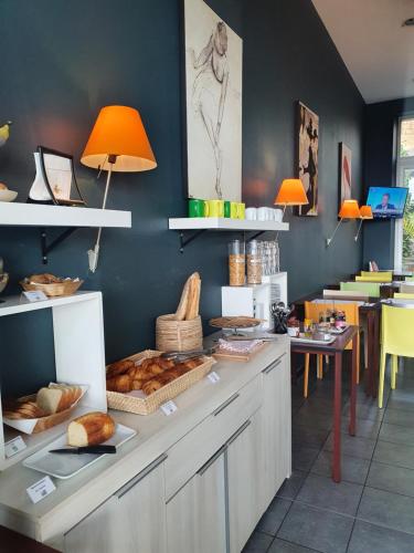 - une boulangerie avec du pain et des viennoiseries sur un comptoir dans l'établissement Hotel de la Gare Brest, à Brest