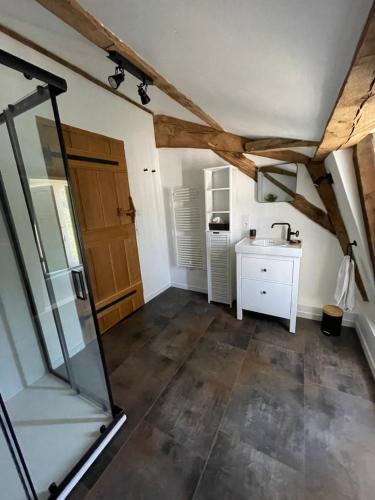 Dapur atau dapur kecil di L Ecrin de Bricabeau Longère en pierres avec piscine privative