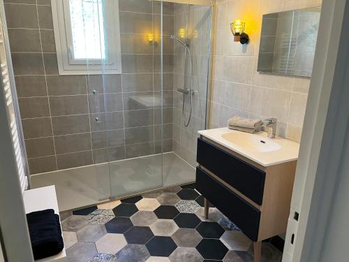 un baño con ducha y lavabo en Villa Le grand Renard, en Saint-Antoine-Cumond