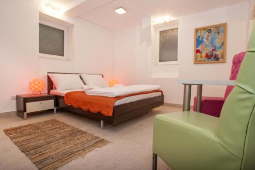 um quarto com uma cama, uma mesa e uma cadeira em Atelier 1 Apartment em Belgrado
