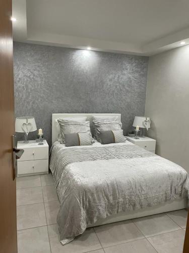 sypialnia z dużym łóżkiem i 2 szafkami nocnymi w obiekcie App T2 a Montpellier w Montpellier