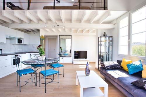 ein Wohnzimmer mit Sofa und Tisch in der Unterkunft Le Belvédère du Vieux Port Plages centre et gare à pied in Saint-Raphaël