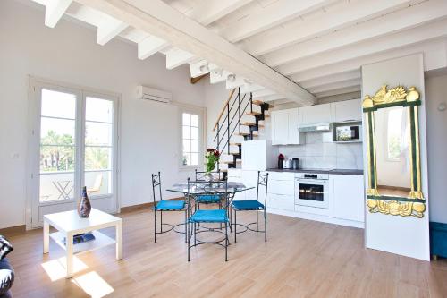 Beaches, TGV train, port & town centre 5-min walk, Sea view, Balcony, Air conditionning, Wi-Fi