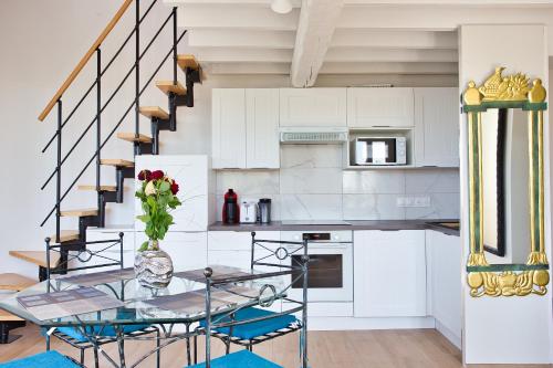 Beaches, TGV train, port & town centre 5-min walk, Sea view, Balcony, Air conditionning, Wi-Fi