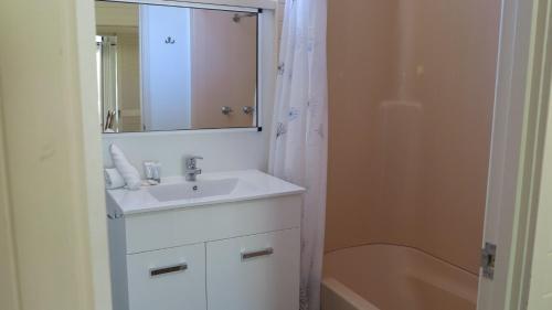 Un baño de Picnic Bay Chalet Unit 2